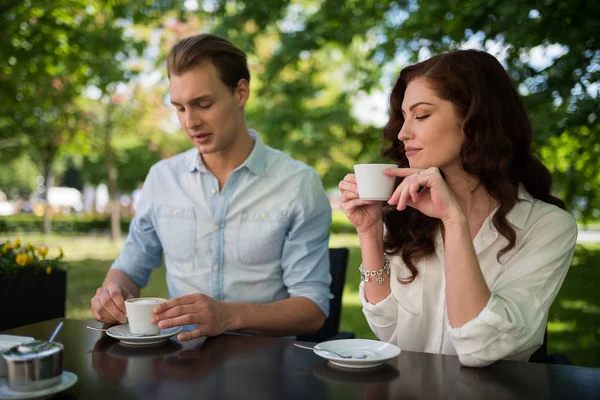 Couple drinking tea outdoor — Stock Photo, Image