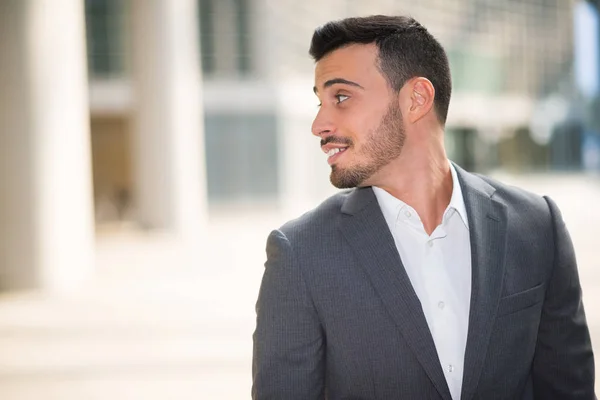 Sonriente hombre de negocios mirando detrás —  Fotos de Stock