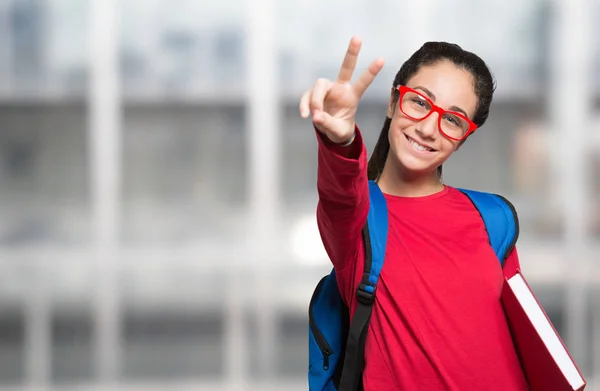 Φοιτητής κορίτσι με τα γυαλιά που κρατά ένα βιβλίο — Φωτογραφία Αρχείου