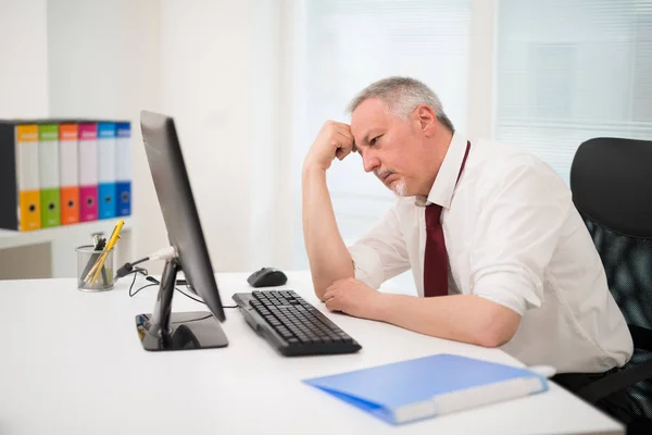 Triste hombre de negocios mirando la computadora — Foto de Stock