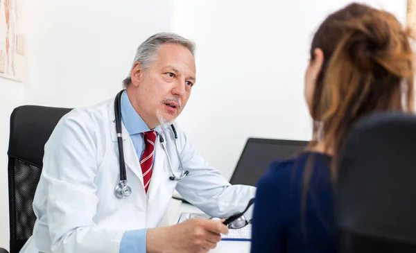 Dokter in gesprek met patiënt — Stockfoto