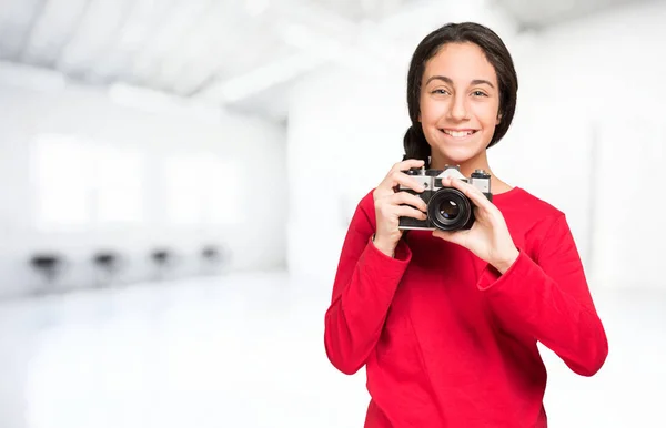 Sonriente joven fotógrafo — Foto de Stock