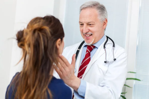 Doctor checking lymph nodes size of patient — Stock Photo, Image