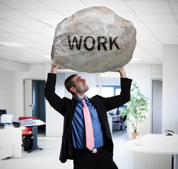 Hombre de negocios sosteniendo piedra pesada — Foto de Stock