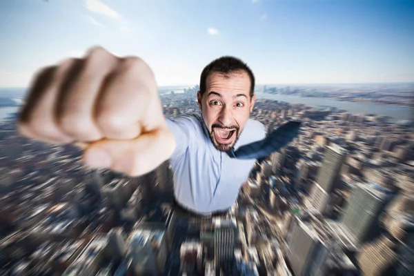 Супер бізнесмен літає над містом — стокове фото