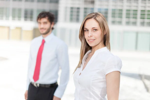 Hommes d'affaires devant le bureau — Photo