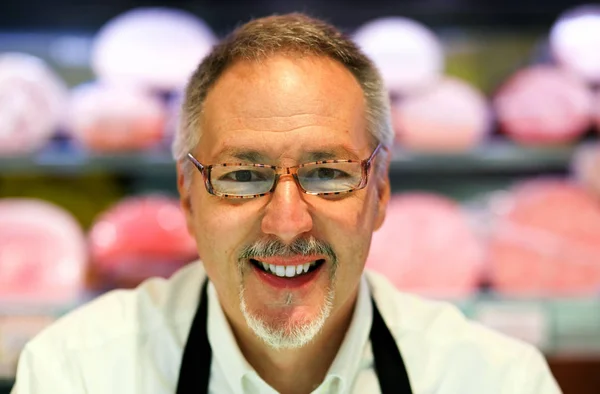 Shopkeeper working in grocery store — Stock Photo, Image