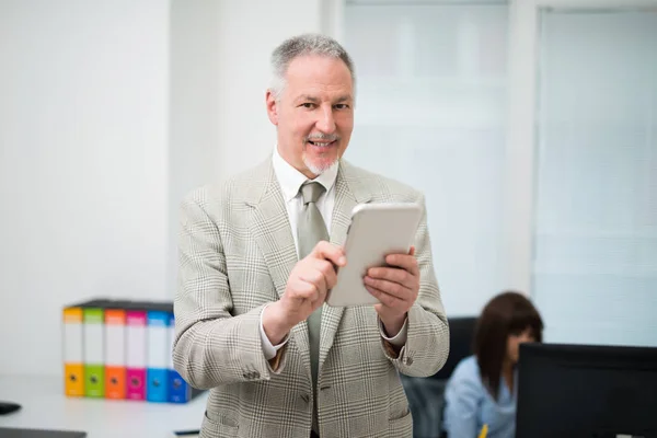 Senior affärsman med hjälp av Tablet PC — Stockfoto