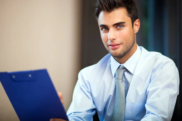 Geschäftsmann sitzt am Schreibtisch — Stockfoto