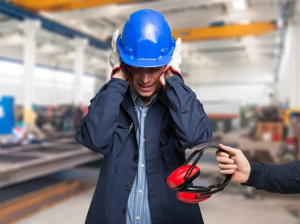 Εργαζόμενος που προστατεύουν τα αυτιά του από θορύβου — Φωτογραφία Αρχείου