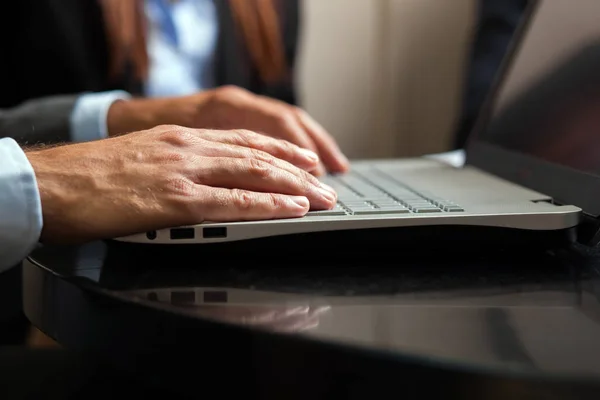 Colleagues working on laptop — Stock Photo, Image