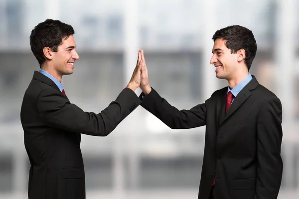 Gelukkig Glimlachende man hoge fiving zichzelf — Stockfoto