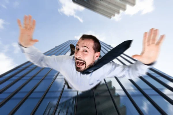Biznesmen spadające z wieżowca — Zdjęcie stockowe