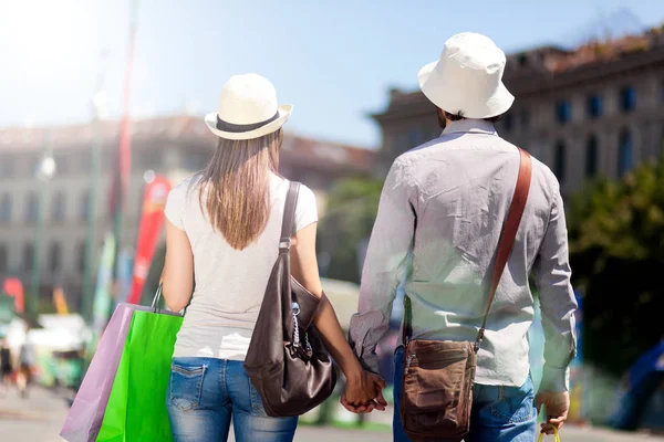 Casal de turistas compras — Fotografia de Stock