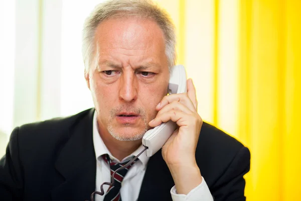 Hombre de negocios mayor hablando por teléfono — Foto de Stock