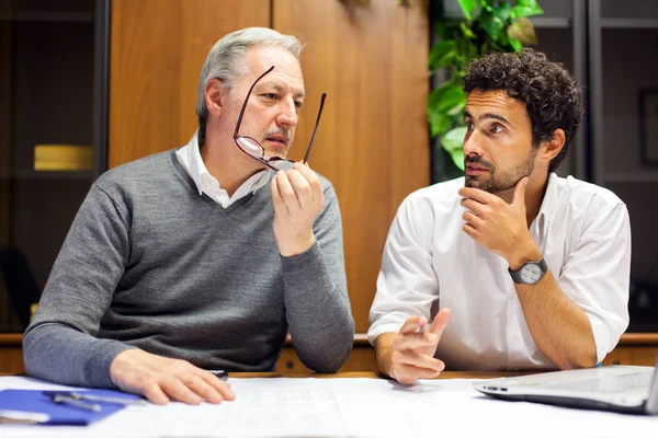 Personas en el trabajo en la oficina — Foto de Stock