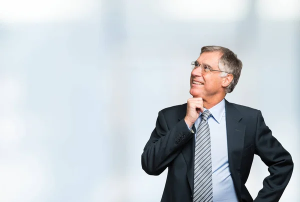 Empresario mirando a un lado — Foto de Stock