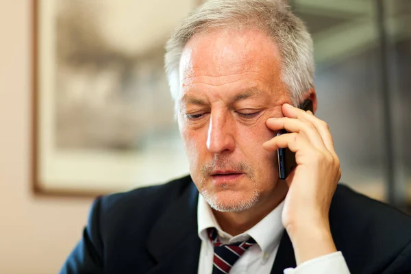 Hombre de negocios sénior al teléfono — Foto de Stock