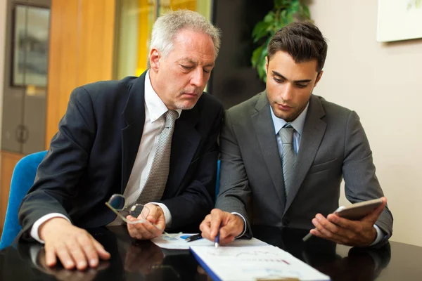 Businessman working with colleague — Stock Photo, Image