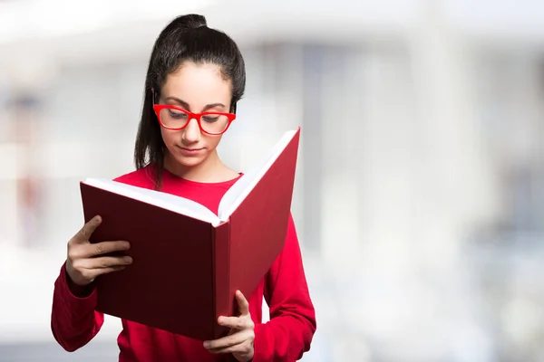 Adolescente lendo um livro — Fotografia de Stock