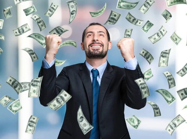 Geschäftsmann genießt Geldregen — Stockfoto