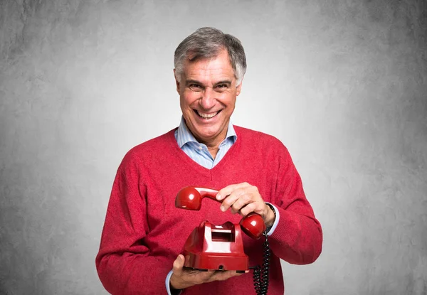 Άνθρωπος που κρατά vintage τηλέφωνο — Φωτογραφία Αρχείου