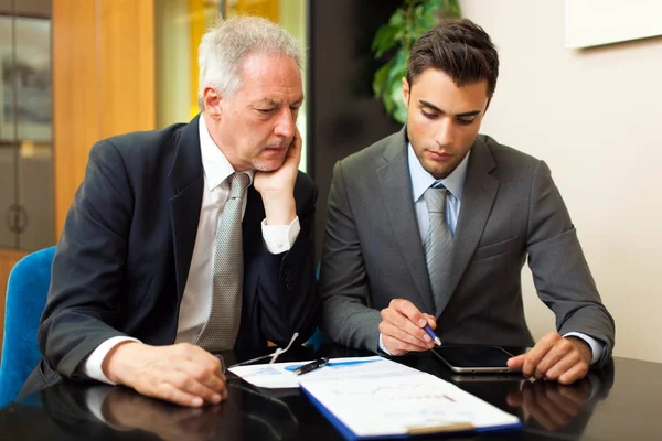 Empresário que trabalha com colega — Fotografia de Stock