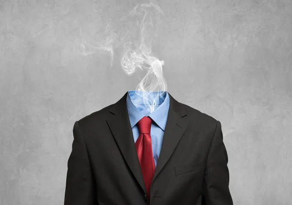 Zakenman met roken uit shirt voortvloeiende — Stockfoto