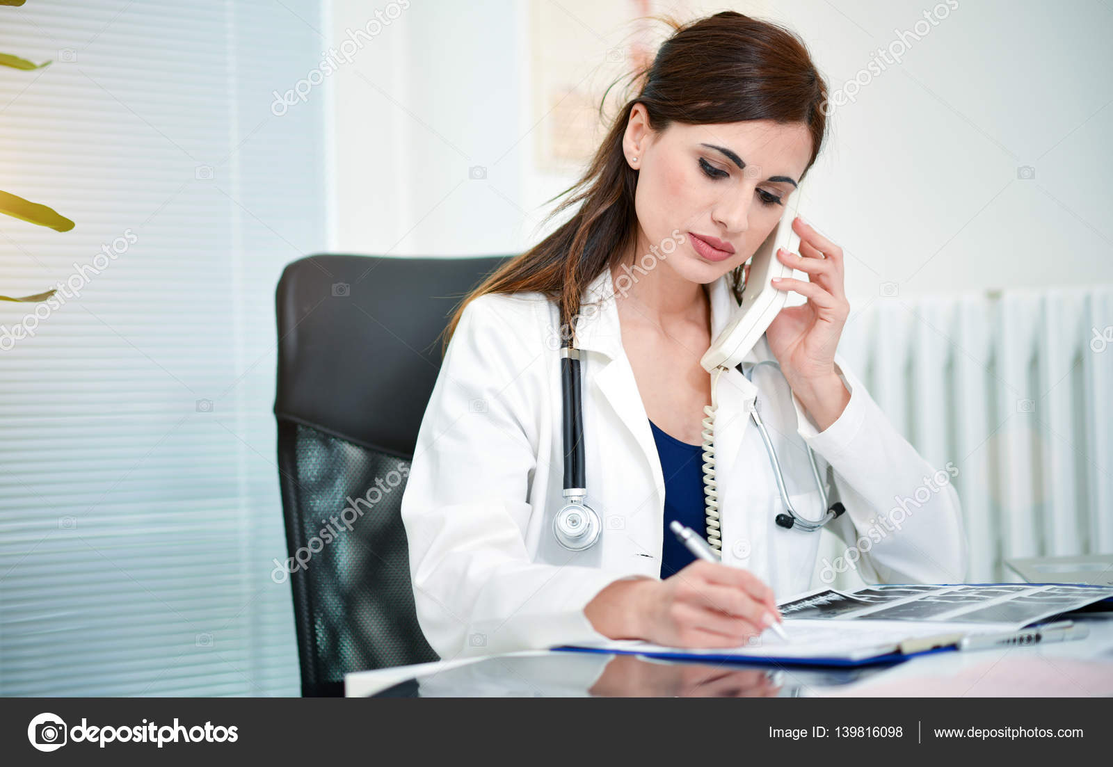 Я хочу обратиться к врачу. Врач с телефоном. Доктор с телефоном. Врач разговаривает по телефону. Консультация врача.
