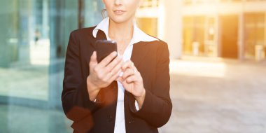 telefonu kullanan kadın