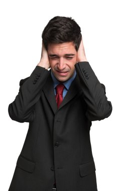 Adam onun kulaklarını kapatma