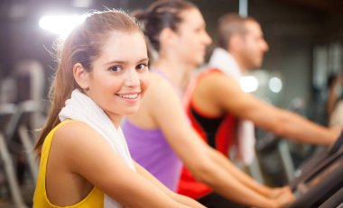 Spor salonunda kadın eğitimi