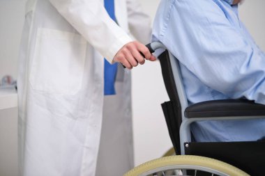Hemşire iterek hasta tekerlekli sandalye