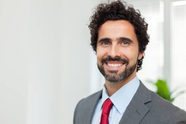 ofiste gülümseyen iş adamı 