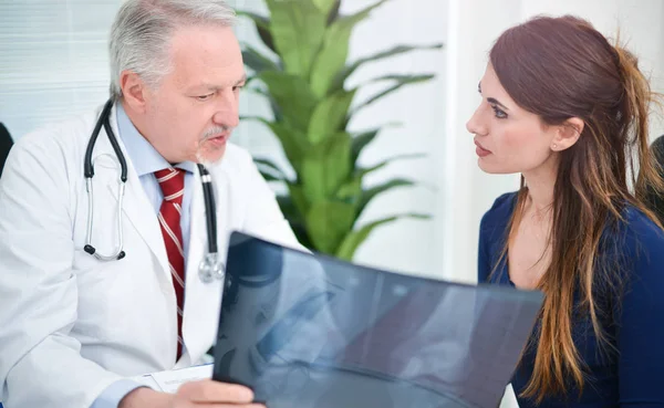 Läkare pratar med patienten i studio — Stockfoto