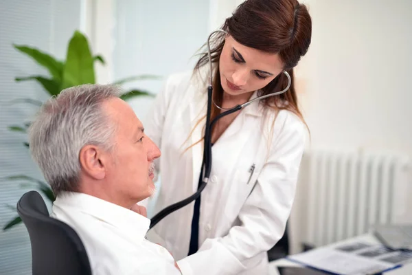 Doctor visiting patient — Stock Photo, Image