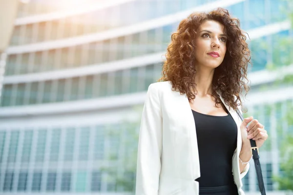 Woman walking in modern city — Stock Photo, Image