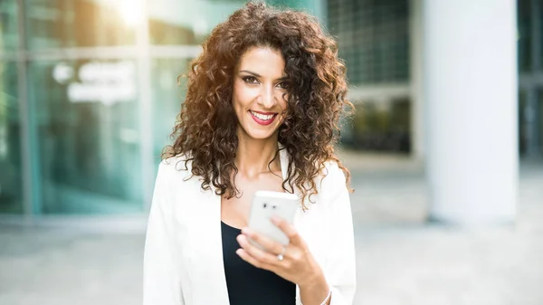 Mujer sonriente usando el teléfono —  Fotos de Stock