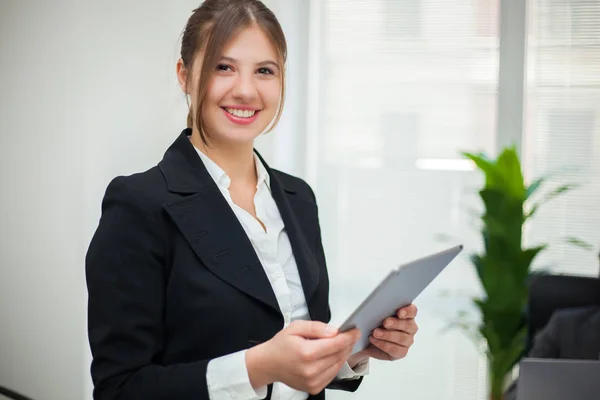 Hermosa mujer de negocios sosteniendo tableta — Foto de Stock