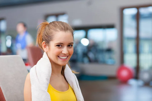 Souriant jeune femme dans une salle de gym — Photo