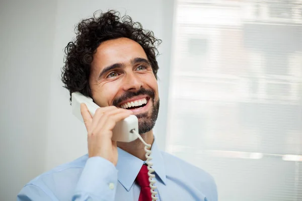 Επιχειρηματίας Μιλώντας στο τηλέφωνο στο γραφείο — Φωτογραφία Αρχείου