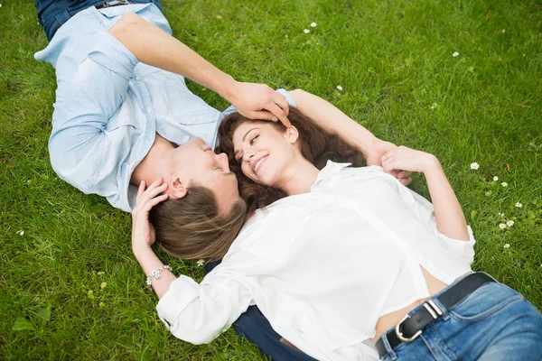 Couple relaxant sur herbe — Photo