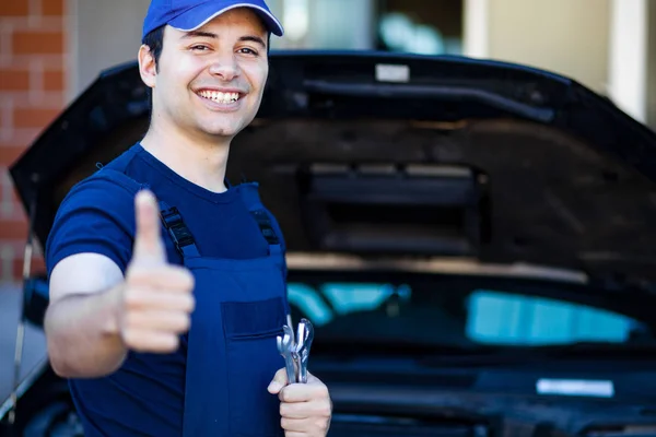 Uśmiechający się mechanik kciuk w górę — Zdjęcie stockowe