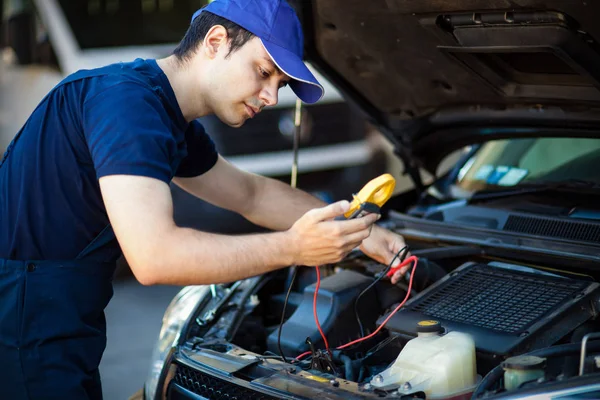 Mecánico trabajando en el motor del coche — Foto de Stock