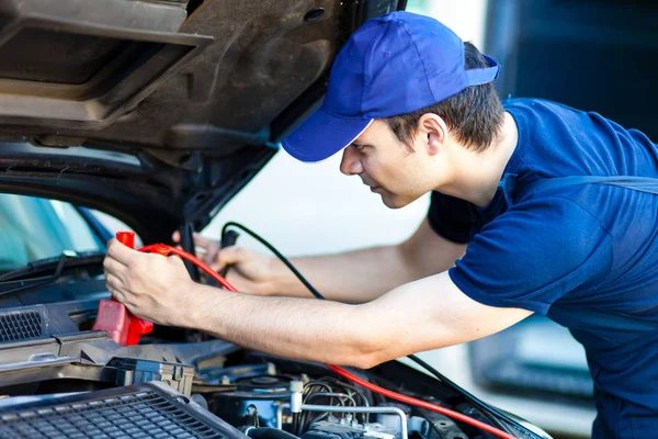 Mecánico de coches trabajando en el servicio de reparación de automóviles — Foto de Stock