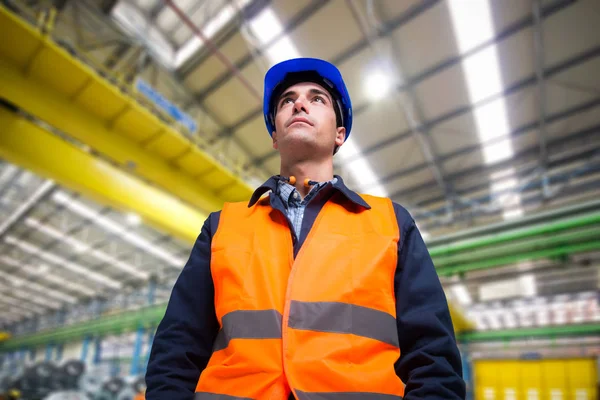 Worker in a industrial site — Stock Photo, Image