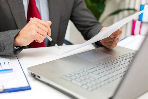 Homem de negócios trabalhando no laptop — Fotografia de Stock