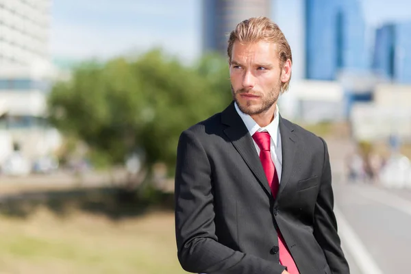 Hombre de negocios al aire libre en entornos urbanos — Foto de Stock