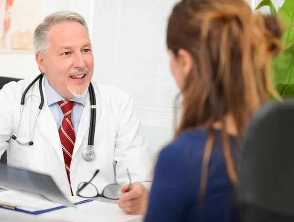 Doctor talking to patient in studio — Stock Photo, Image