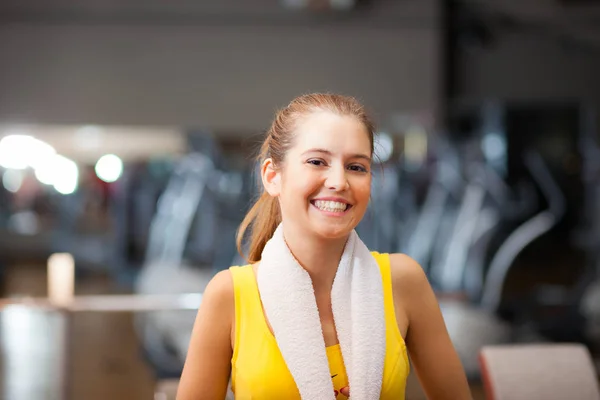 Leende ung kvinna i ett gym — Stockfoto